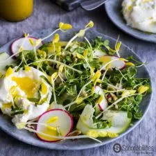 Ensalada de brotes de guisante amarillo con vinagreta de mostaza y champán