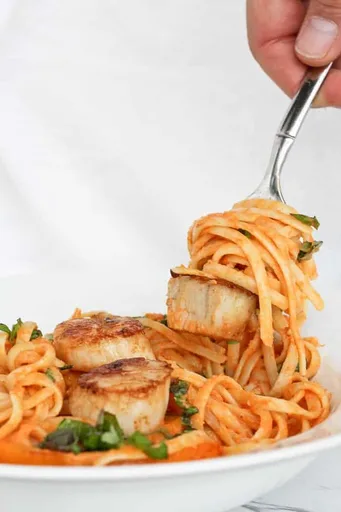 Fettuccine Alfredo con vieiras y calabaza