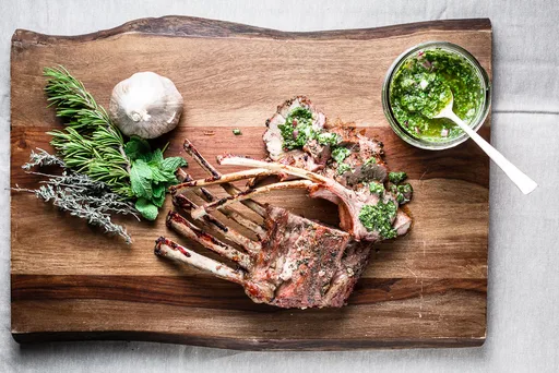 Costillar de cordero a la parrilla con costra de hierbas y chimichurri de menta
