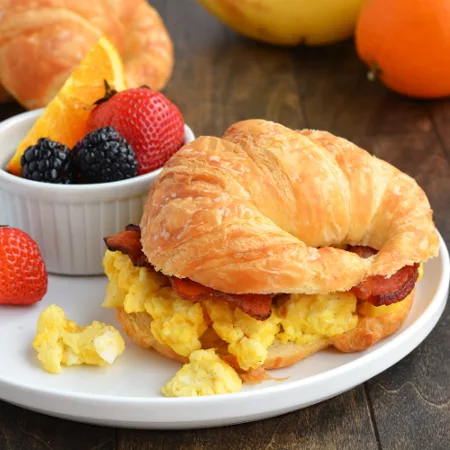 Croissants de bacon y huevo