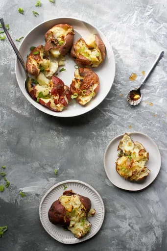 Patatas aplastadas con sal y vinagre