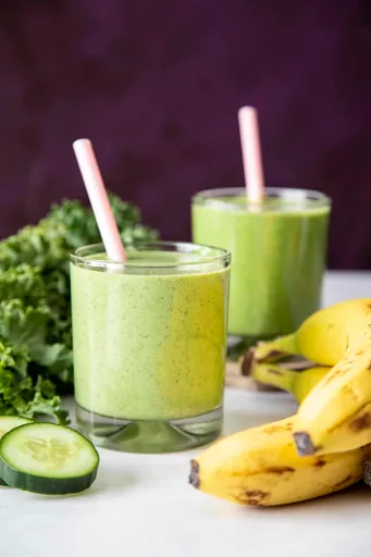 Batido de mantequilla de cacahuete, plátano y col rizada