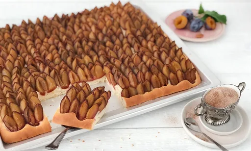 Frischer Hefekuchen mit Pflaumen