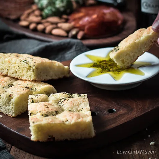 Focaccia baja en carbohidratos sin gluten con salsa para mojar de aceite de oliva