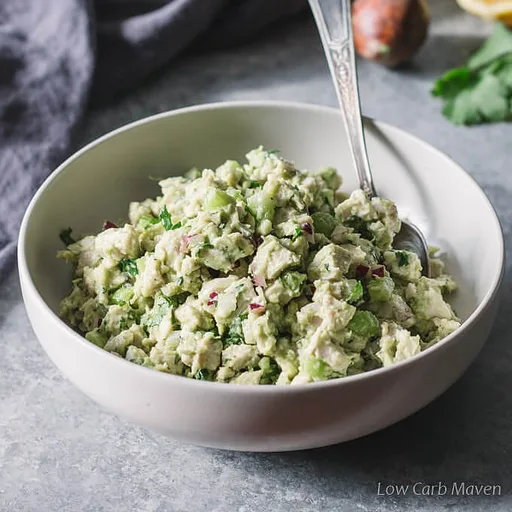 Ensalada de pollo con aguacate: sin mayonesa (baja en carbohidratos)
