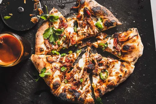 Pizza de cerdo desmenuzado