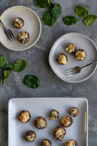 Champiñones rellenos de espinacas y alcachofas