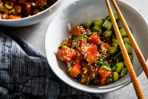 Bolws de poke de salmón