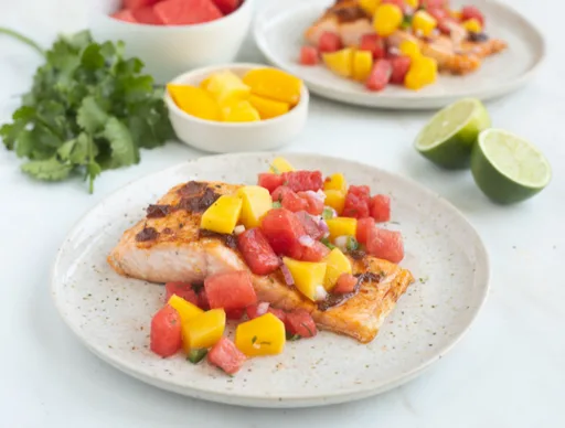 Salmón al Chipotle con Salsa de Sandía y Mango