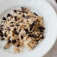 Arroz con porotos negros