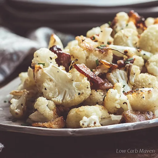 Coliflor asada con tocino y cebollino caramelizado