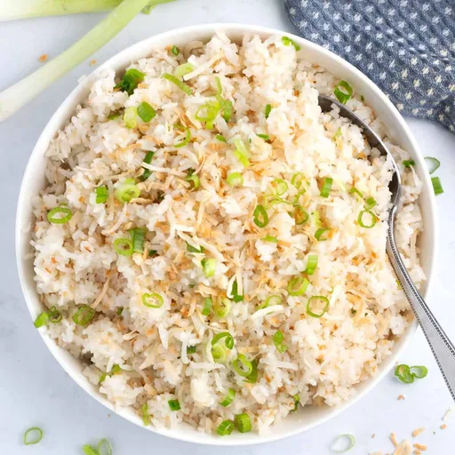 Arroz con coco tostado en olla de presión o sartén
