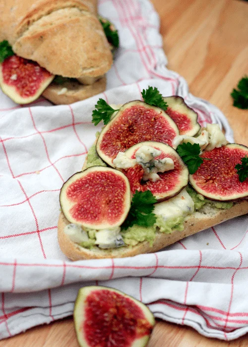 Feigen-Gorgonzola-Baguettes mit Avocado