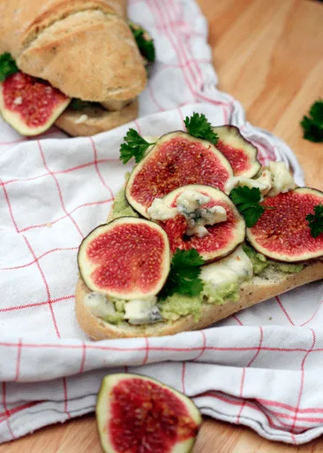 Baguettes de higo y gorgonzola con aguacate