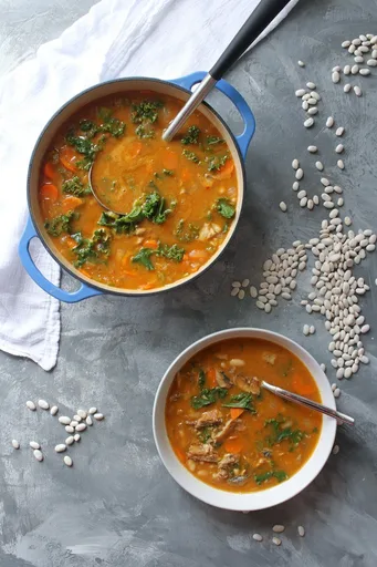 Sopa de alubias blancas y col rizada con pescado ahumado