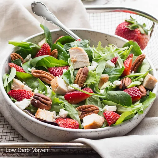 Ensalada de espinacas, fresas y nueces pecanas con aderezo balsámico casero