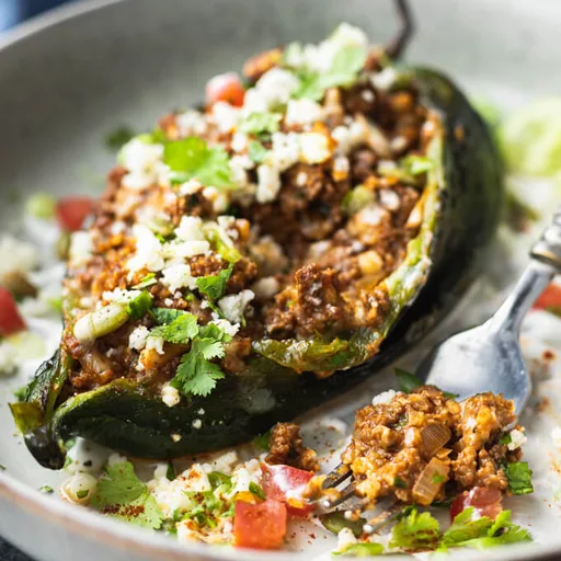 Chiles poblanos rellenos de carne picada mexicana
