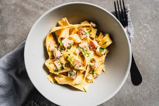 Pasta Alfredo con pollo ahumado