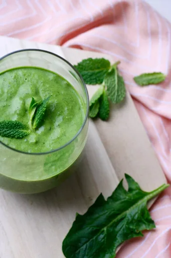 Smoothie verde con menta y coco