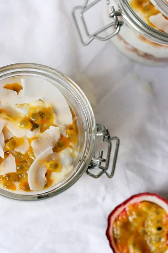 Yogur de coco con maracuyá y crujiente