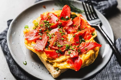 Huevos revueltos con salmón ahumado