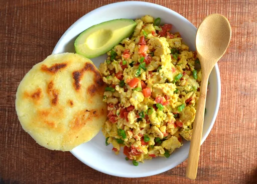 Huevos pericos (huevos revueltos colombianos con tomate y cebolleta)