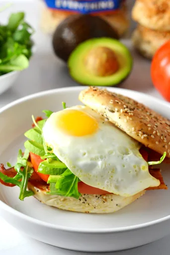 Sándwich de bagel para el desayuno con BLT y aguacate