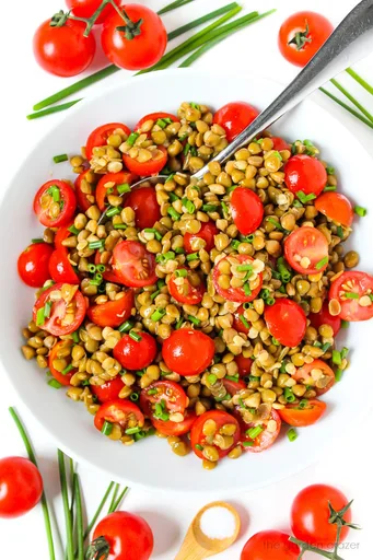 Ensalada rápida de lentejas y tomate