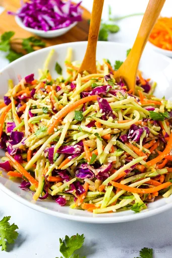 Ensalada Asiática de Brócoli con Aderezo de Sésamo y Jengibre
