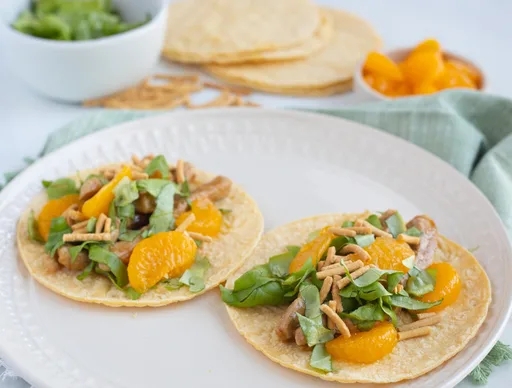 Tacos de cerdo al ponzu con mandarinas