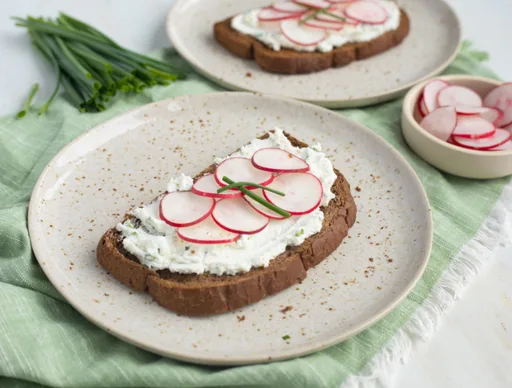 Tostadas de Rábano con Ricota Batida y Cebollino