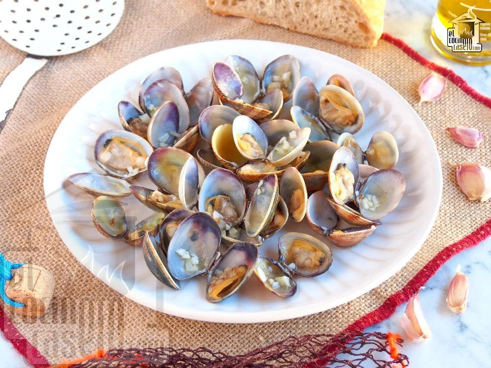 Almejas al ajillo