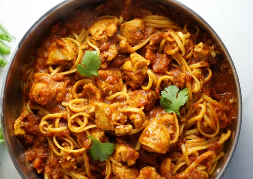 Pollo con espaguetis al estilo puertorriqueño