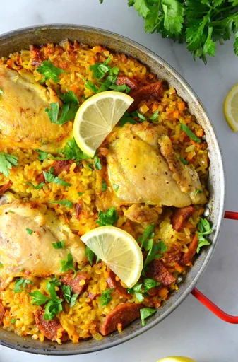 Paella de pollo y chorizo al estilo español
