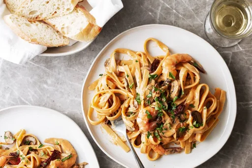 Fettuccine con Gambas y Salsa de Crema de Tomates Secos