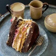 Torta Mixta con chocolate, frambuesas y mil hojas