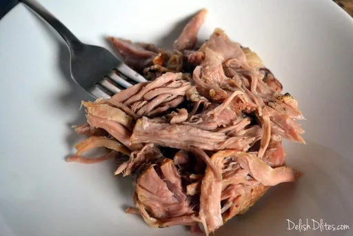 Pernil a cocción lenta (Paleta de cerdo asada al estilo puertorriqueño)