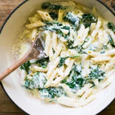 Pasta exprés con limón, requesón y espinacas