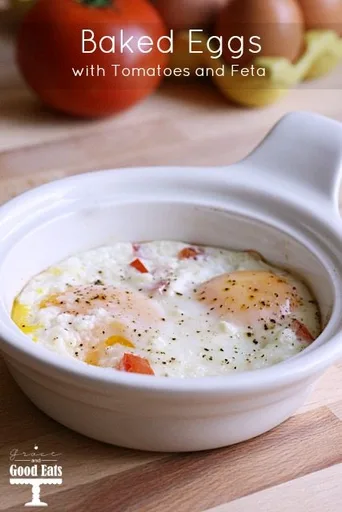 Huevos al horno con tomates y queso feta