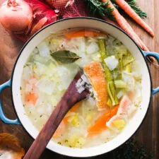 Caldo de verduras casero al estilo italiano
