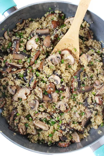 Quinoa Tostada Estilo Asiático con Champiñones