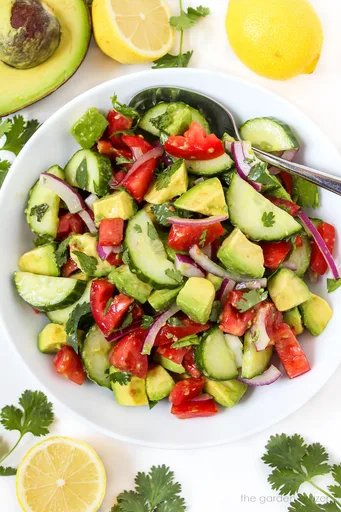 Ensalada de pepino, tomate y aguacate (¡fácil!)
