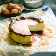 Tarta de queso vasca cremosa de masa madre (para el mismo día o el día siguiente)
