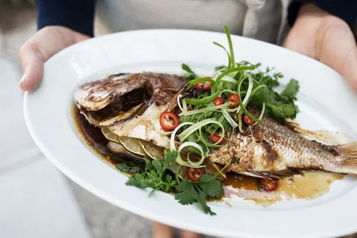 Pescado entero asado a la soja y jengibre