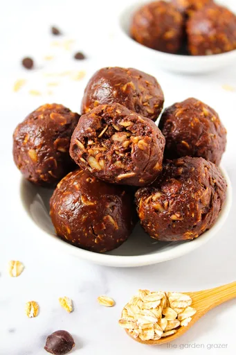 Chocolate Oat Balls (Easy!)