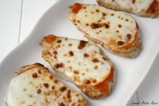 Chuletas de cerdo con mozzarella al estilo búfalo