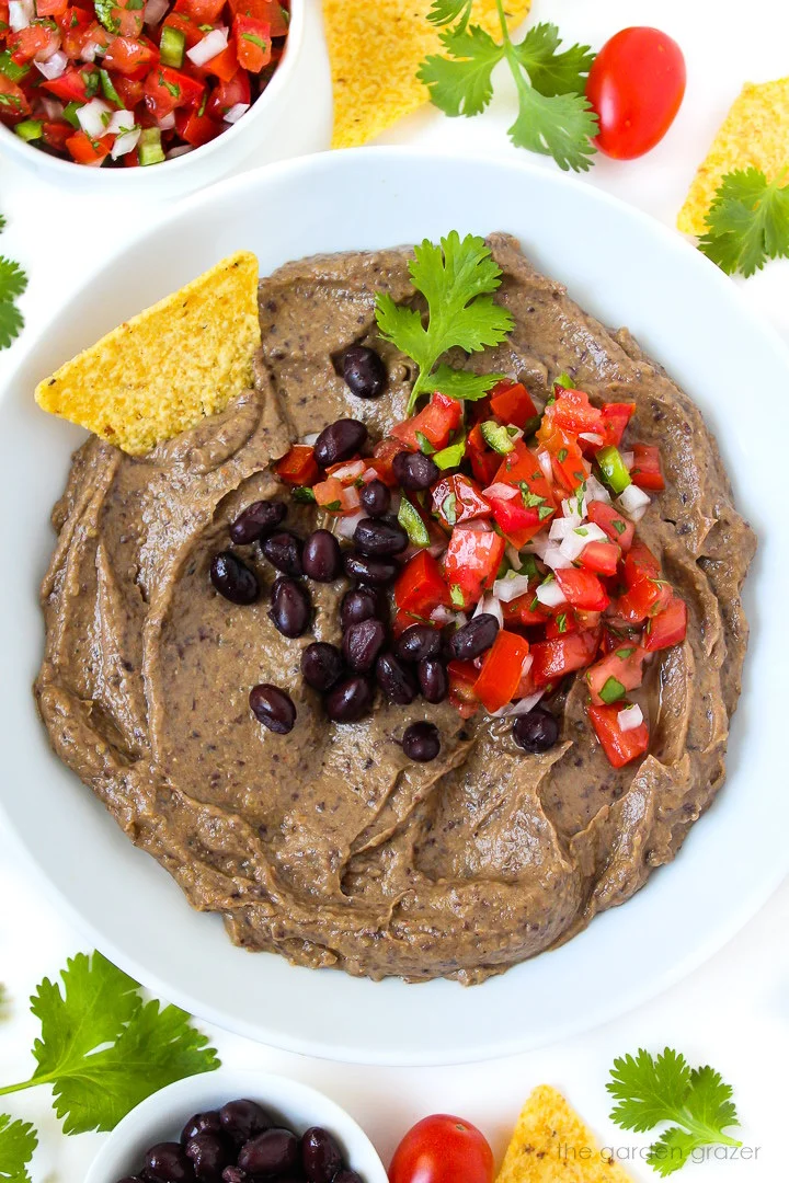 Dip cremoso de aguacate y alubias negras