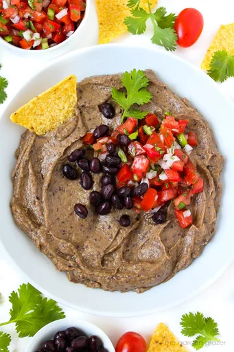 Dip cremoso de aguacate y alubias negras