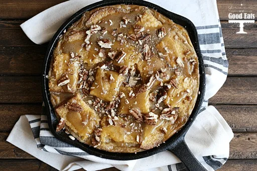 Pudin de pan de maíz con caramelo y pecanas