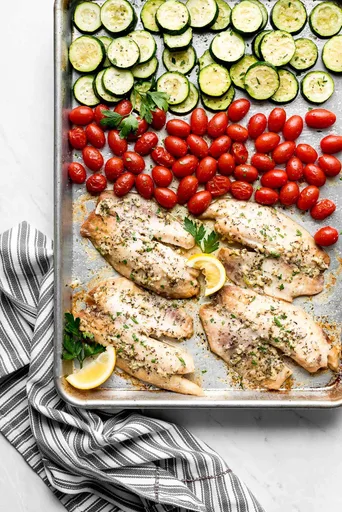 Tilapia al horno de estilo italiano en bandeja
